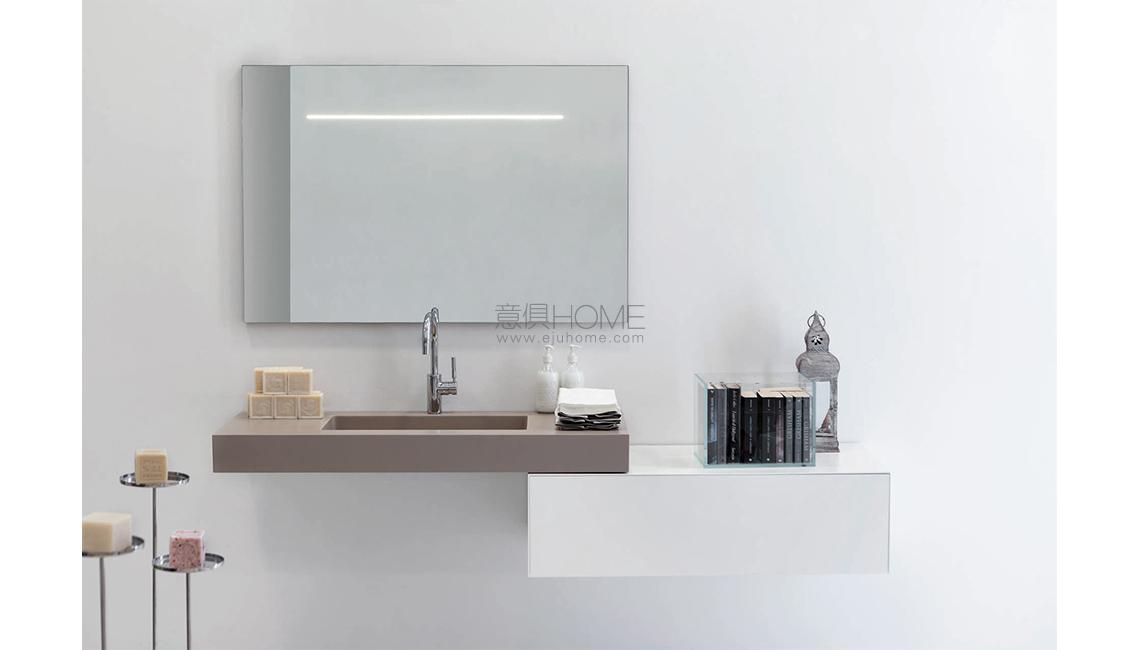 SPECCHIO CON STRISCIA LED鏡子