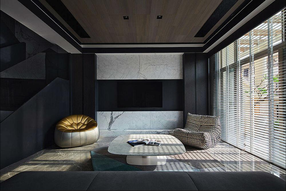 黑的凝結，白的純真，灰的協調，三者的互動隱藏著更深的欲望，使空間像一首冷熱的詩。